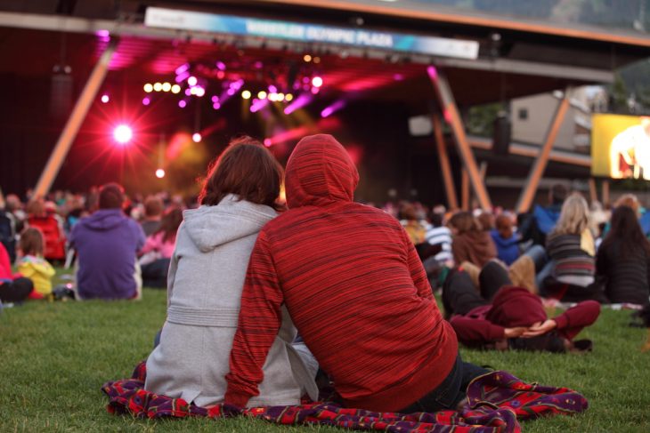pareja en un concierto 