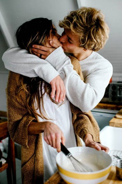 pareja de novios cocinando 