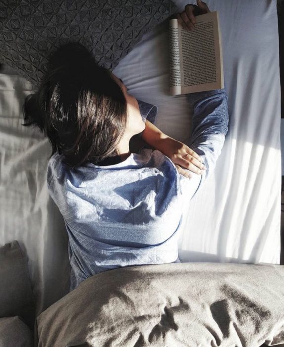 Mujer feliz leyendo
