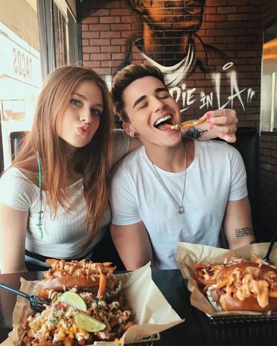 Pareja feliz comiendo