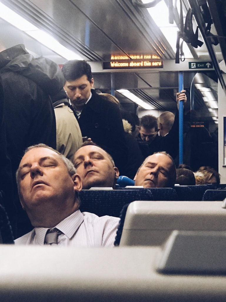3 hombres dormidos que parecen el mismo