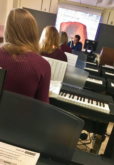 3 estudiantes que llevan el mismo suéter