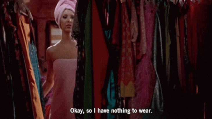 Mujer revisando su closet