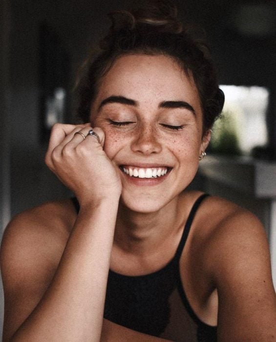 Mujer feliz sonriendo