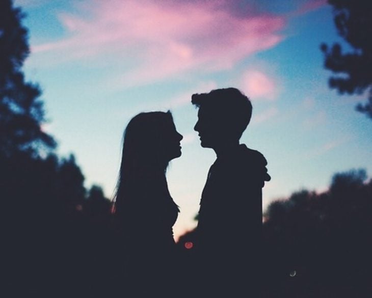 Pareja mirándose