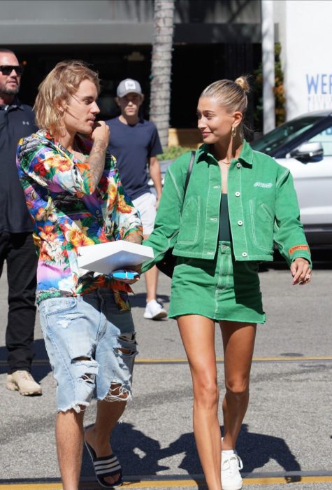 hombre rubio con camisa de flores y chica de verde 