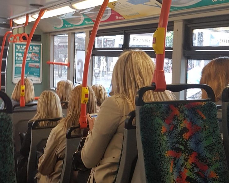 7 mujeres desconocidas en el transporte público lucen igual