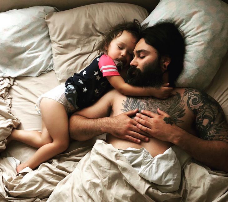 padre e hija dormidos 