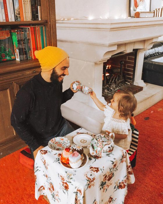 padre e hija jugando al té 