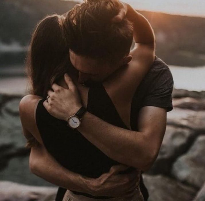 Pareja abrazada