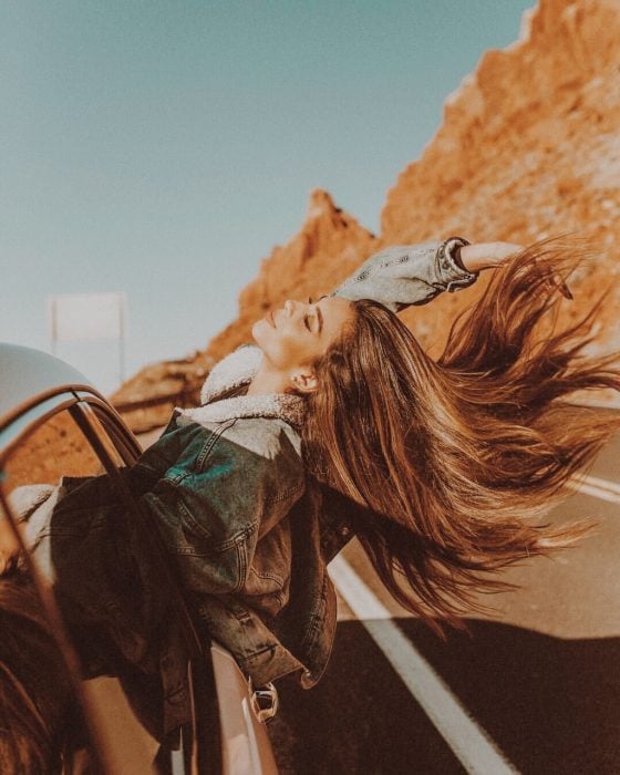 Mujer en auto viajando en la carretera