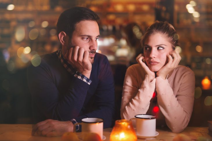 Pareja enojada en un café