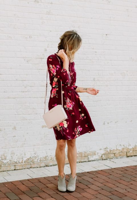 mujer rubia vestido flores rojo con rosa 