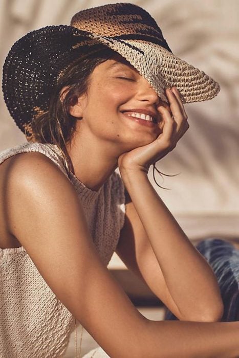 Mujer feliz sonriendo