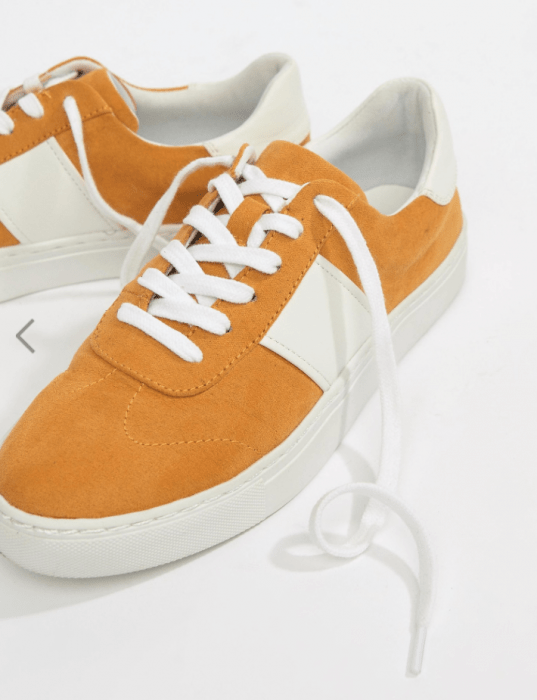 tenis color naranja con agujetas 