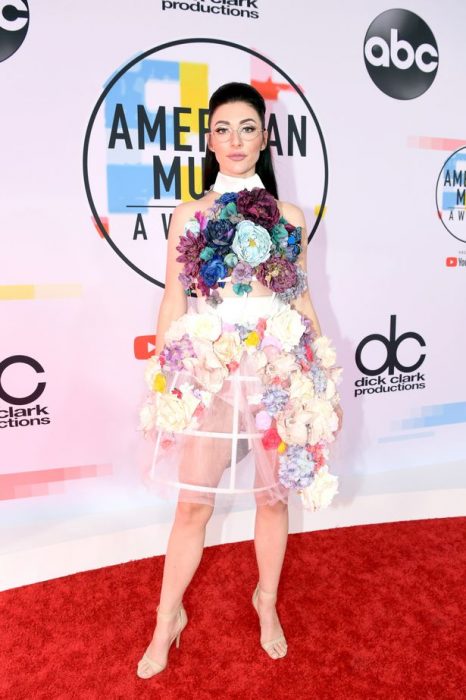 mujer con vestido blanco y flores 