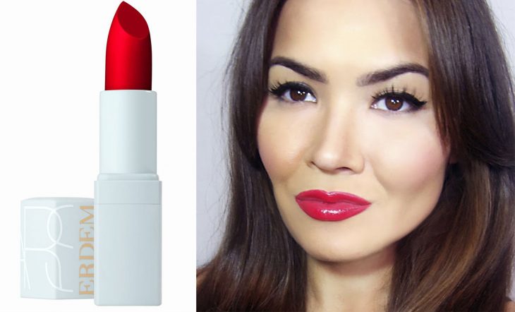 mujer con labios rojos y labial 