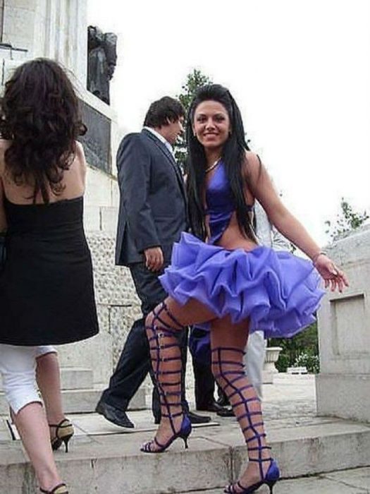 mujer con vestido morado corto 