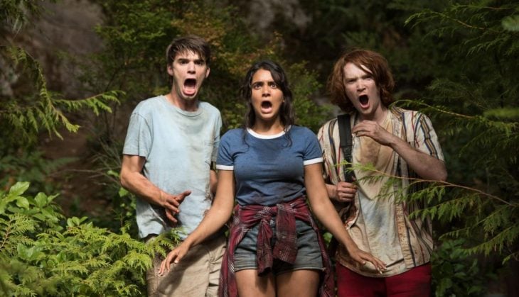 tres adolescentes asustados en el bosque 