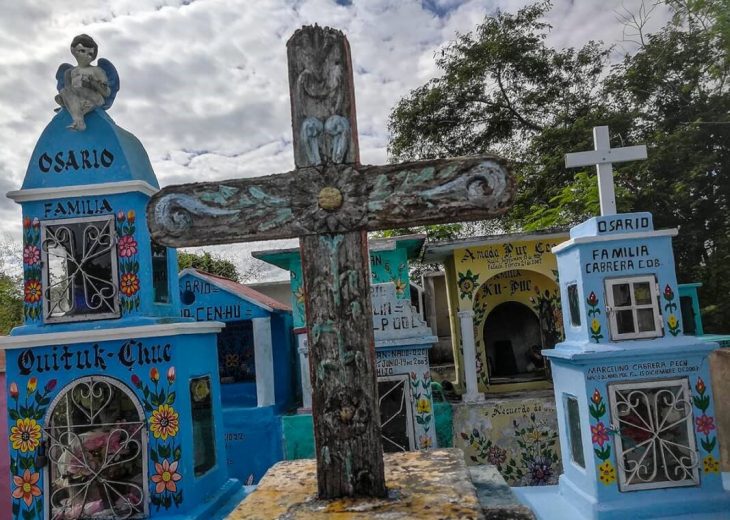 panteón y cruces con cielo y arboles