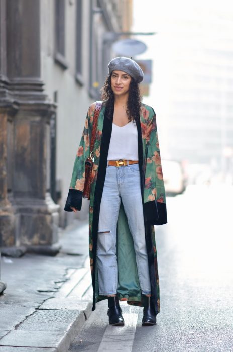 mujer con kimono de flores verdes con rosas 