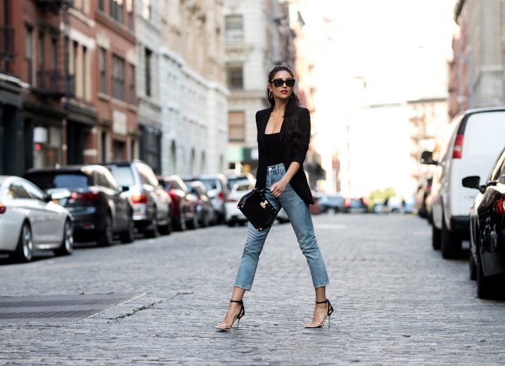 mujer con jeans y blazer negro 