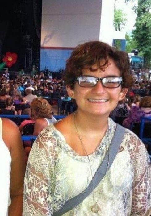 mujer con lentes sonriendo 