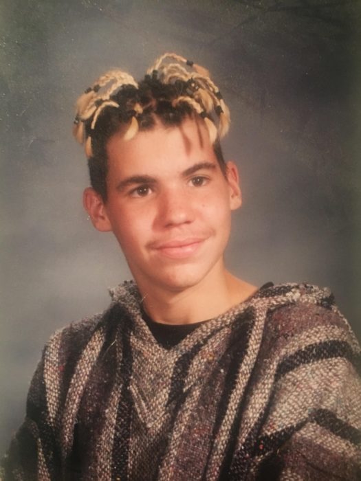 niño con cabello ruibio y trenzas 