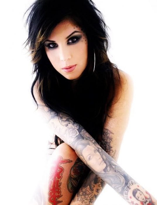 mujer con tatuajes cabello negro maquillaje 