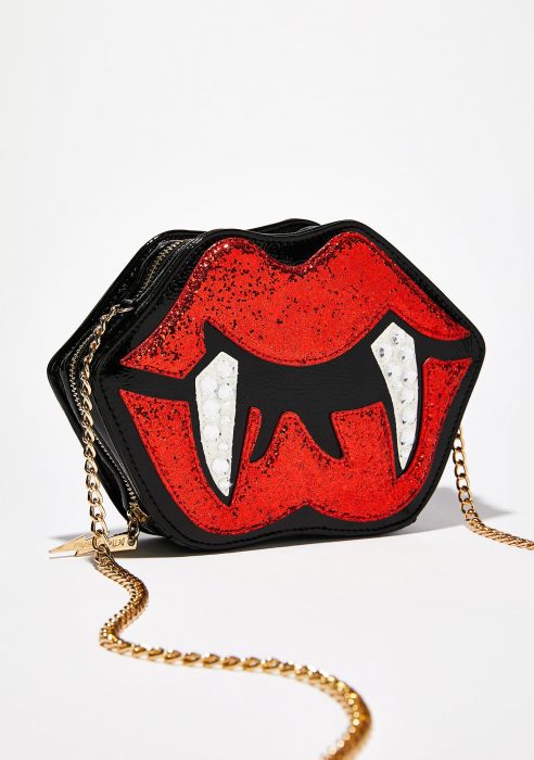 bolso de labios rojos y colmillos 