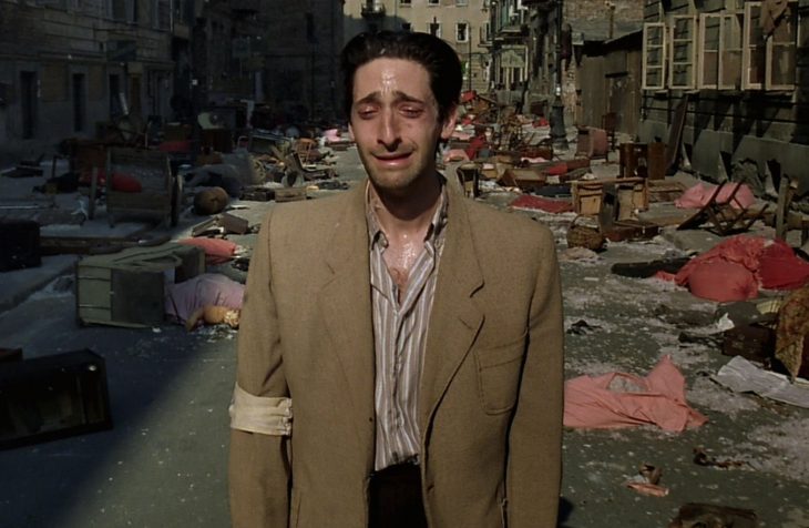 Adrien Brody caminando entre escombros en la película El pianista 