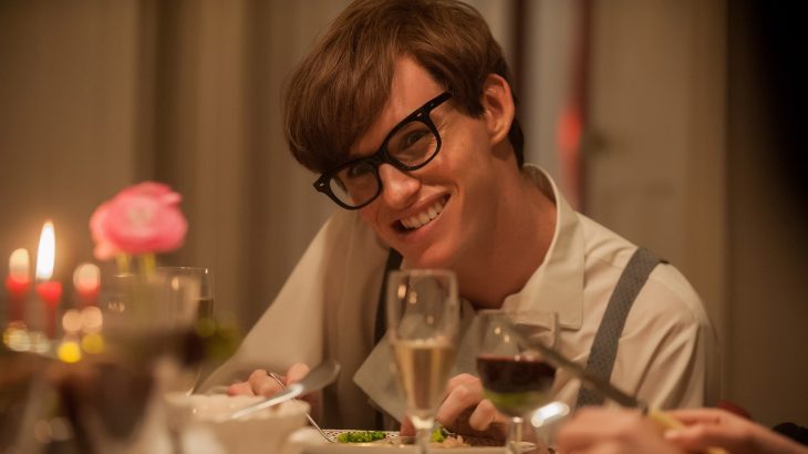 Eddie Redmayne comiendo en la mesa en la película La teoría del todo