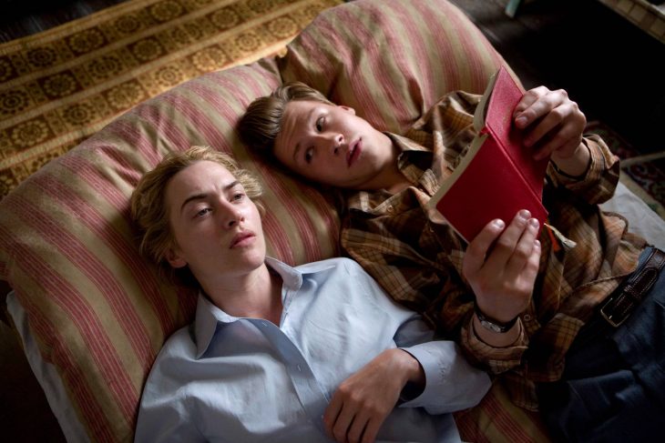 Kate Winslet leyendo un libro en la cama para la película El lector