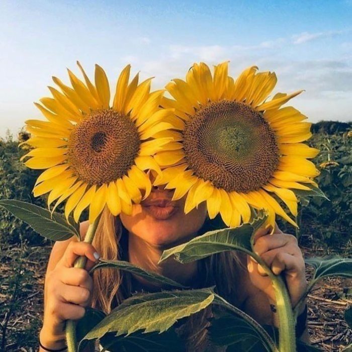 Chica con dos girasoles