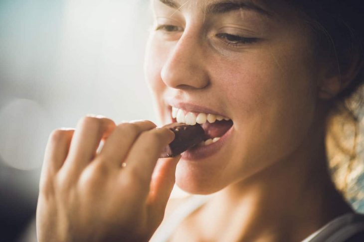 Chica comiendo chocolate