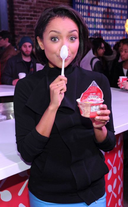 Chica comiendo yogurt