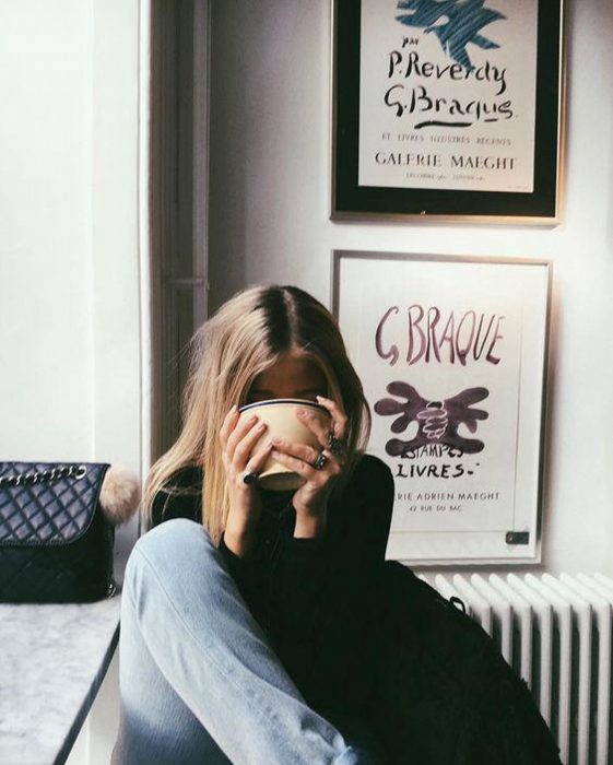 Chica bebiendo una taza de té