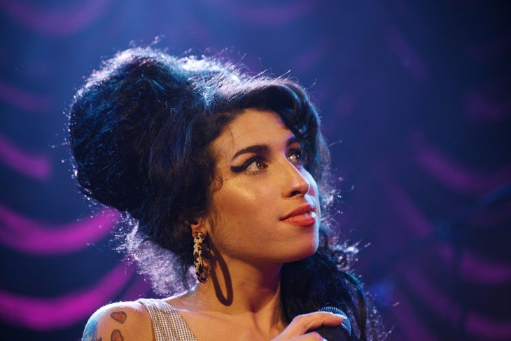 Amy winehouse cantando sobre un escenario