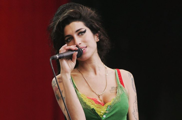 Amy winehouse cantando sobre un escenario