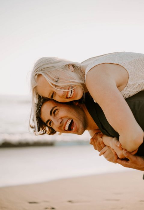 pareja sonriendo 