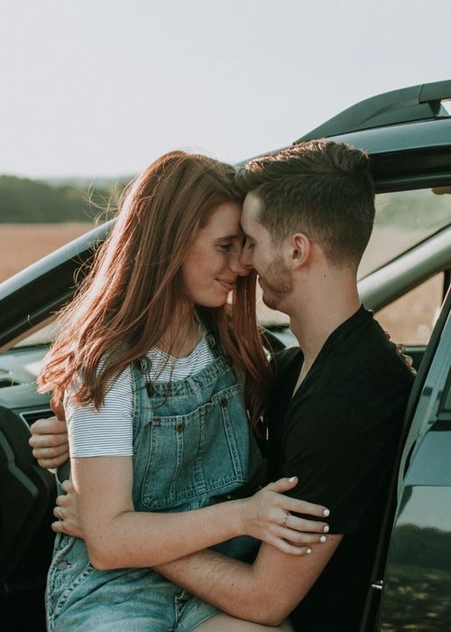 pareja sonriendo 