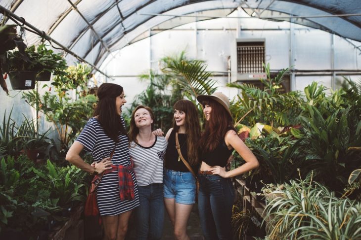 amigas sonriendo 