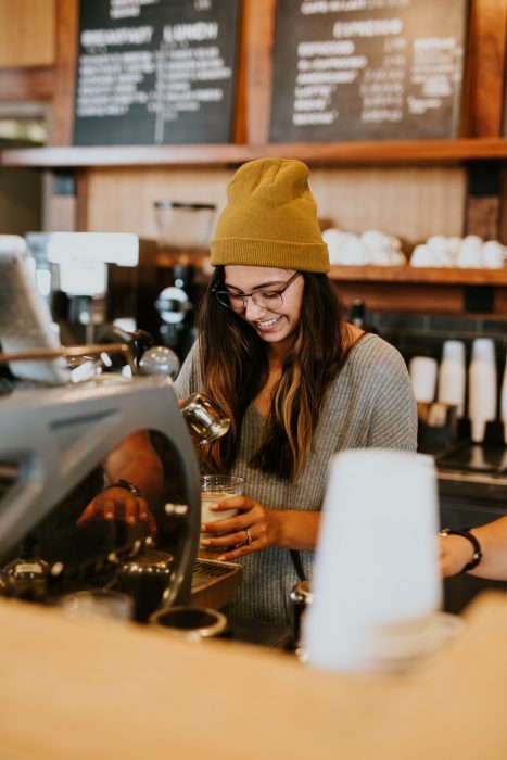 chica tomando café 