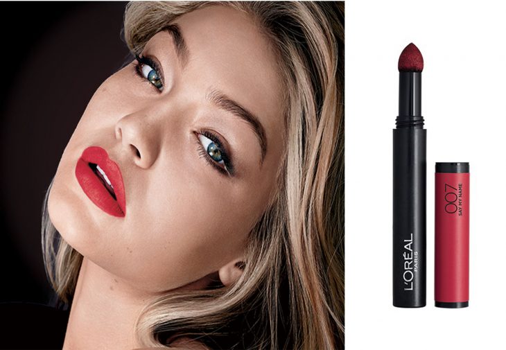 mujer rubia con labios rojos y labial 