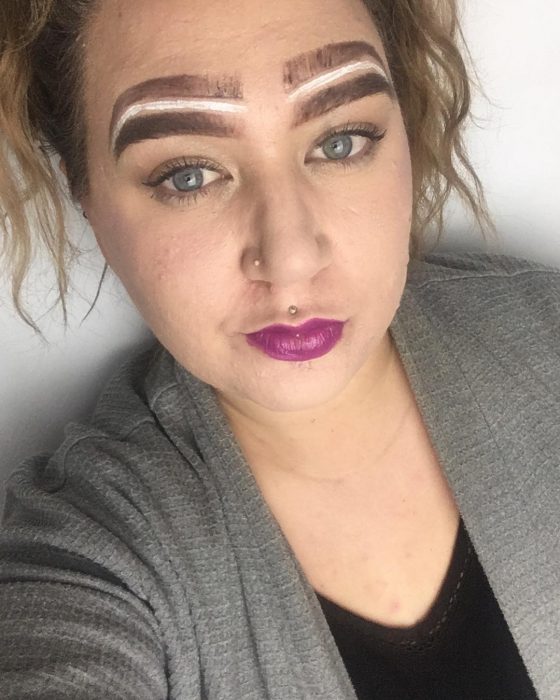 Chica con las cejas pintadas como galleta oreo 