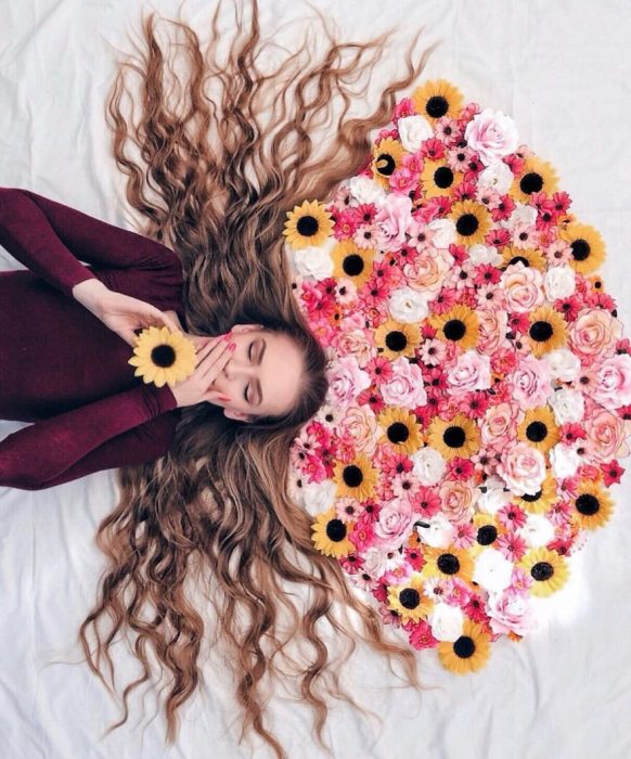 chica con corona de flores sobre su cabeza