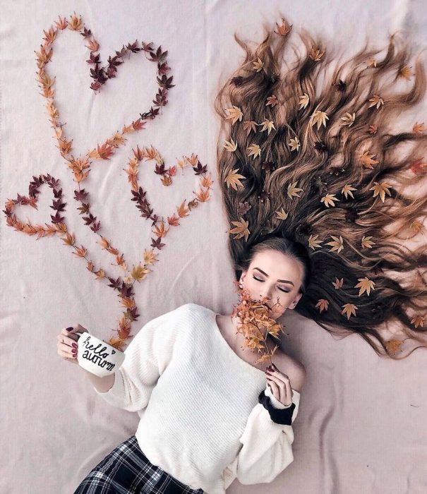 chica con cabello decorado con flores