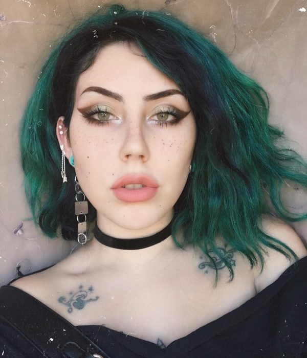 Chica que se parece a lady Gaga con el cabello color de color verde turquesa 