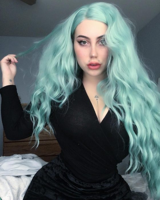 Chica que es identica a lady gaga con el cabello azul y vestido negro