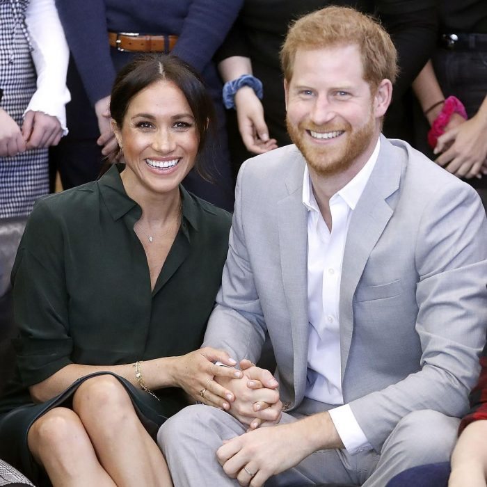 Pareja de novios tomados de la mano